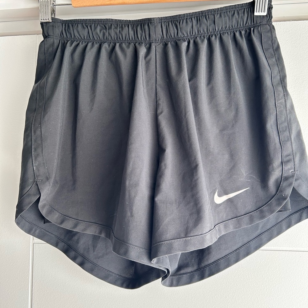 Nike Black Athletic Shorts Lightweight Breathable Design